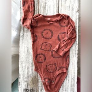 Carter’s size 18 months long sleeve onsie